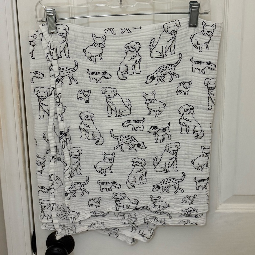 Oliver & Rain 100% Organic Cotton Dog Print Muslin Swaddle in White & Black - Picture 3 of 4